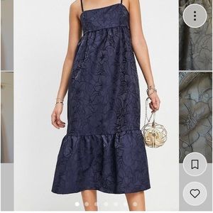 topshop jacquard slip dress in navy!!
brand new, never used, still has tags on!!